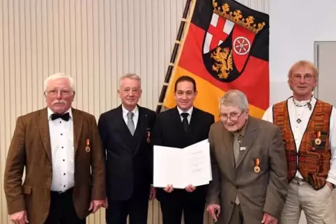 Die Geehrten mit dem Ehrenden (v. l.): Theodor Kleinmann, Burkhard Mueller, SGD-Präsident Hannes Kopf, Franz Nachbar und Wilhelm