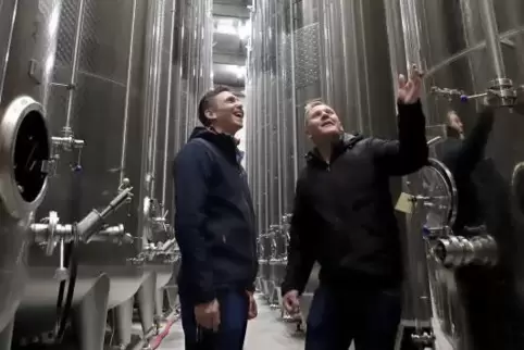 Freuen sich über die Neuanschaffung: Die Kellermeister Benjamin Lettau und Sven Tschitschmann in der neuen Produktionshalle des 