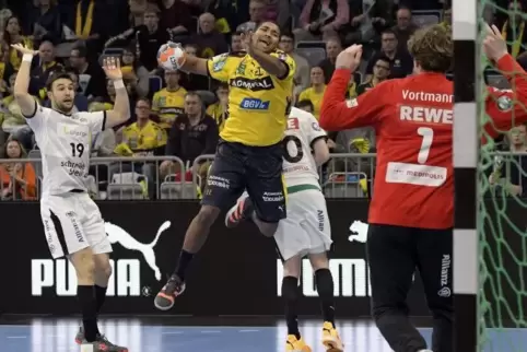 Mads Mensah trifft zum 2:1 für die Löwen.