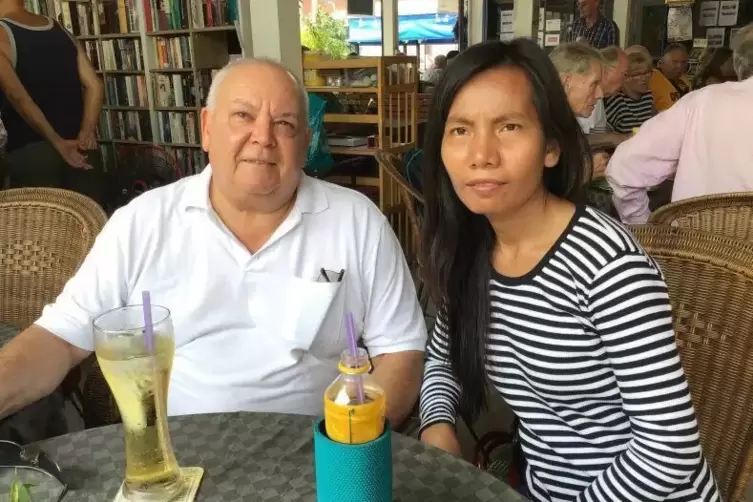 Pension&auml;r Claus-Peter Lippert mit seiner Freundin Naree Konram im Evangelischen Begnungszentrum in Pattaya.