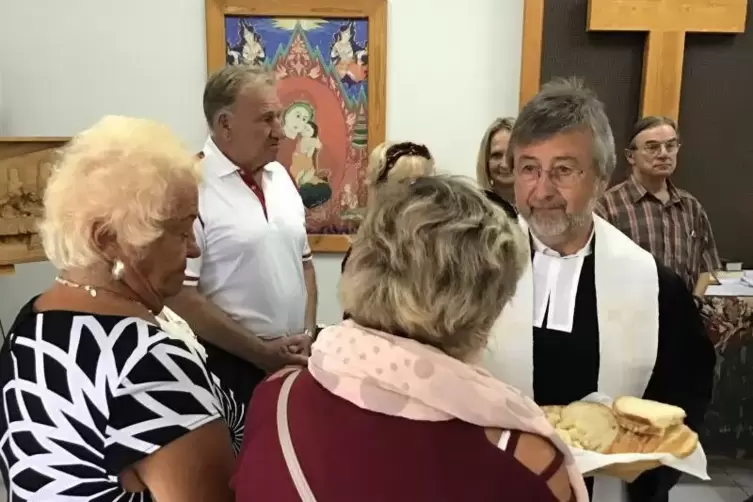  Pfarrer Burkhard Bartel feiert mit der deutschsprachigen Gemeinde das Abendmahl. 