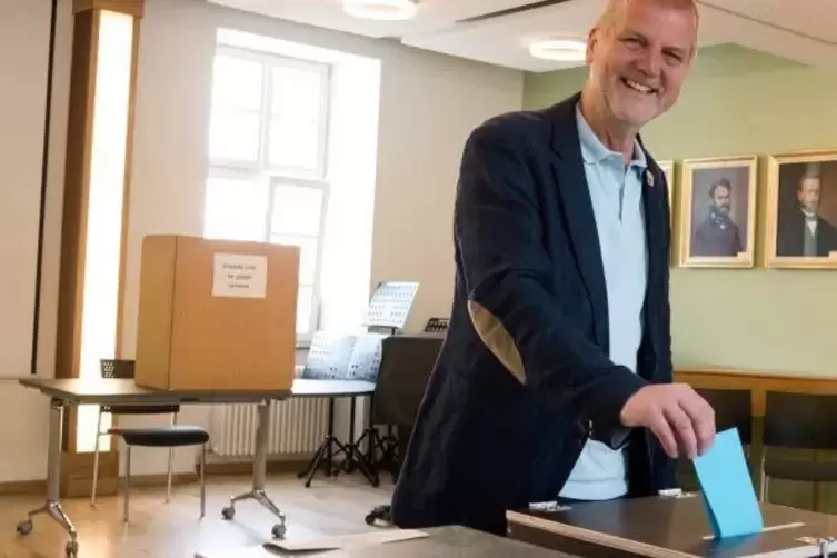 Jochen Hartloff bei der Stimmabgabe für die Stadtbürgermeisterwahl 2019, die er hauchdünn gewann.