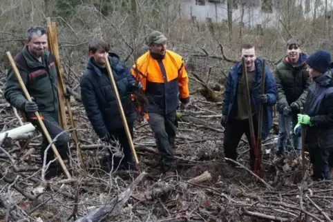 Unter Anleitung der„Ranger" Michael Hammer (links) und Stefan Ehrhardt (3.v.l.) bepflanzten Schüler der Hauensteiner Realschule 