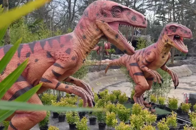 Dinosaurier in Lebensgröße begleiten die Fahrgäste bei der Reise in die Urzeit. 