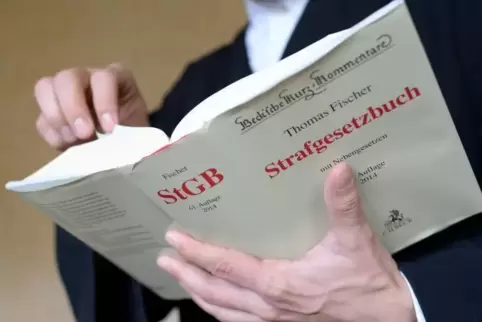 Die Staatsanwaltschaft fordert, die Angeklagte in einer Psychiatrie unterzubringen. 