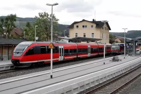 In manchen Fällen lässt sich die gesperrte Strecke im Pfälzerwald durch die Fahrt über die Alsenzbahn (Foto) umgehen. Der Mainze