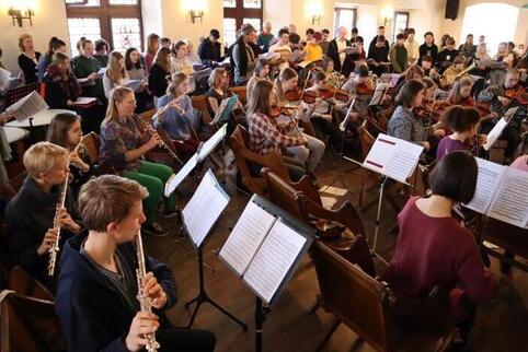 120 Schüler, Lehrer und Eltern der Waldorfschule Frankenthal spielen gemeinsam zwei Konzerte mit dem Titel „Faszination Beethove