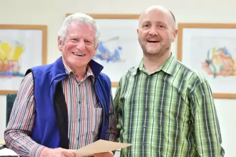 Arnold Nagel (links) wird von Stefan Stroh für 40 Jahre Mitgliedschaft geehrt. 