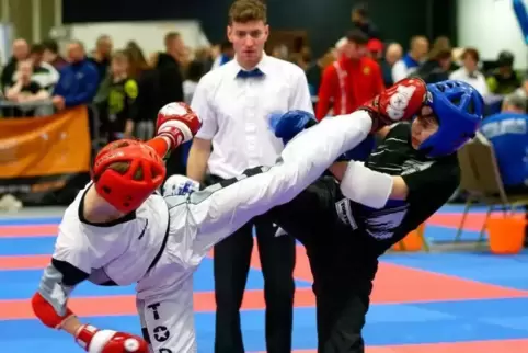 Hier kämpft Quentin Marx (links) vom Martial Arts Team Pfalz gegen den Engländer Lyndon Turner. 