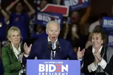 Hey, was für ein Sieg! Joe Biden kann sich über sein Abschneiden bei den Vorwahlen in 14 US-Staaten freuen. Links im Bild seine 