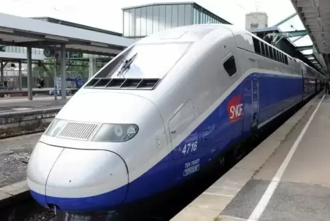 Ein doppelstöckiger TGV am Bahnhof in Stuttgart.
