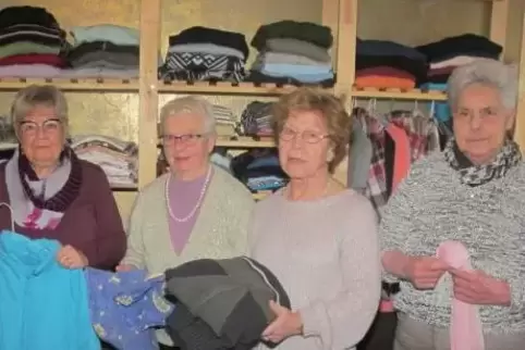 Ehrenamtlich im Dienst an Bedürftigen tätig sind die Frauen der wiedereröffneten Kleiderstube Niedersimten. 
