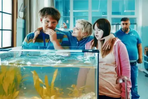 Luisa Wöllisch (rechts) in dem Film „Die Goldfische“ mit Axel Stein und Jella Haase, hinten Kida Khodr.