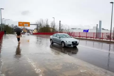 Die Bauarbeiten beginnen auf der Bahnbrücke zwischen dem Homburger Hauptbahnhof und dem Ortseingang nach Erbach. 