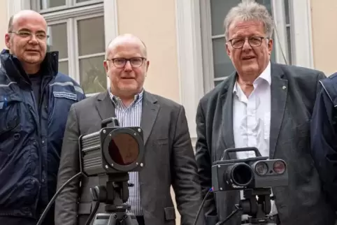 Ab Dienstag wird in Eigenregie geblitzt: Marcus Schmidt (Ordnungsamt), Winnweilers Bürgermeister Rudolf Jacob, Eisenbergs Bürger