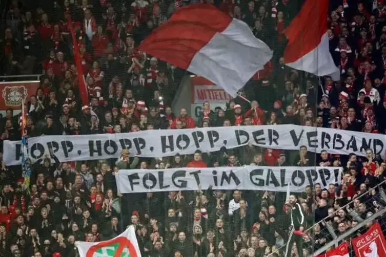 Protest gegen den DFB in der Causa Hopp: Es geht auch ohne Schimpfworte, hier Fantransparente beim Pokalspiel in Leverkusen am M