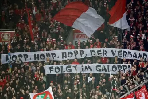 Protest gegen den DFB in der Causa Hopp: Es geht auch ohne Schimpfworte, hier Fantransparente beim Pokalspiel in Leverkusen am M