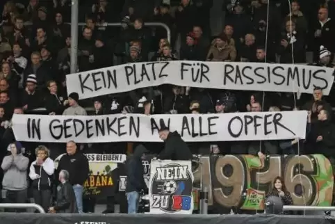 Zwiespältige Fankultur: In Stadien gibt es Schmähungen, aber auch lobenswerte Aktionen gegen Rassismus. 