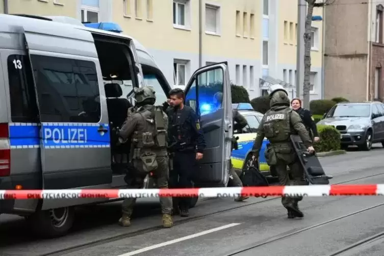 Die Polizei sperrte die Straßen im Mannheimer Stadtteil Rheinau weiträumig ab.