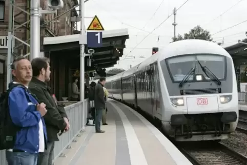 Morgens fährt ein Euro-City von Saarbrücken nach Graz, der auch in Landstuhl (Foto) hält. Dieser EC 217 fährt am Karfreitag noch