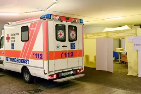  An der Notaufnahme der Karlsruher Vincentius-Klinik in der Südendstraße ist ein Empfangszelt aufgebaut. Dorthin sollen nach Ang