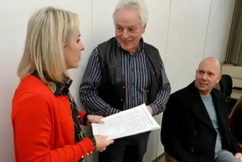 Für die Bewohner der Holzlandgemeinden überreicht Peter Jochum (Mitte) die Unterschriftenliste an Landrätin Susanne Ganster. Chr