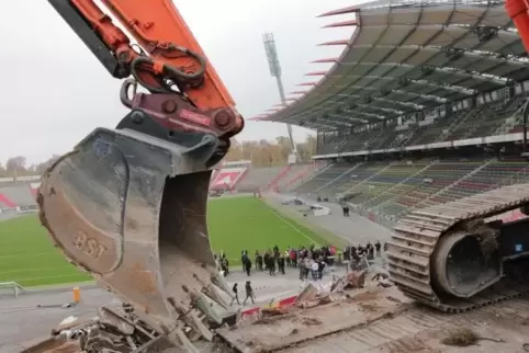 Das Wildparkstadion: Beim laufenden Umbau wurde festgestellt, dass der anvisierte Preis nicht gehalten werden kann. 
