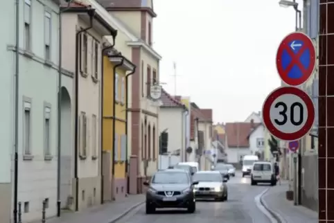 Morgens ist in der Dürkheimer Straße in Eppstein in Richtung Süden fast ein Viertel weniger Fahrzeuge unterwegs als noch 2014. D