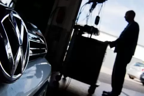 Werkstatt-Termin: Eine Aktualisierung wird auf einen VW Golf aufgespielt.