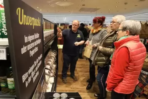Wie kann ein möglichst plastikfreier Einkauf gelingen? Das wollten die Landfrauen bei einem Testeinkauf in einem Supermarkt in A