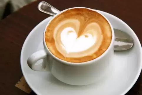 Der perfekte Espresso bildet die Basis für den perfekten Cappuccino. Für eine leicht zähe Milchcreme sollten Genießer die Kanne 