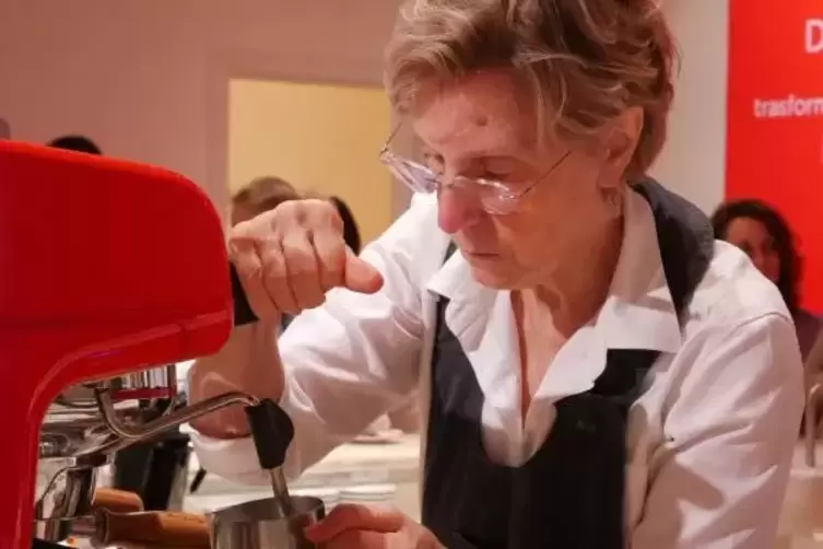 Zuerst wird die Milch langsam aufgesch&auml;umt.