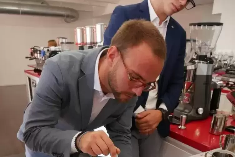 Barista Stefano zelebriert den perfekten Cappuccino. 