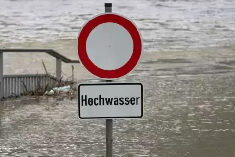 Ein Schild warnt am Moselufer vor dem Hochwasser. 