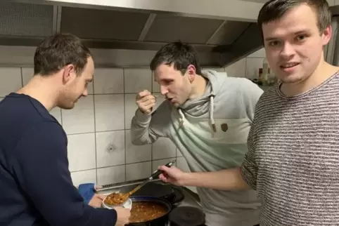 Die Köche probieren das Chili con Carne, bevor es ihre Teamkollegen auf den Tisch bekommen: die Geinsheimer Landesliga-Fußballer