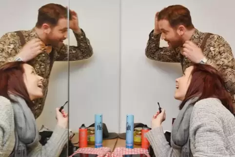 Letzte Handgriffe zehn Minuten vor der Premiere am neuen Spielort: Patricia Kain und Tim Poschmann bereiten sich in der Maske au