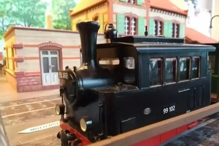 Detailaufnahme: Die Lok vor dem Modell des Lokalbahnhofs. 