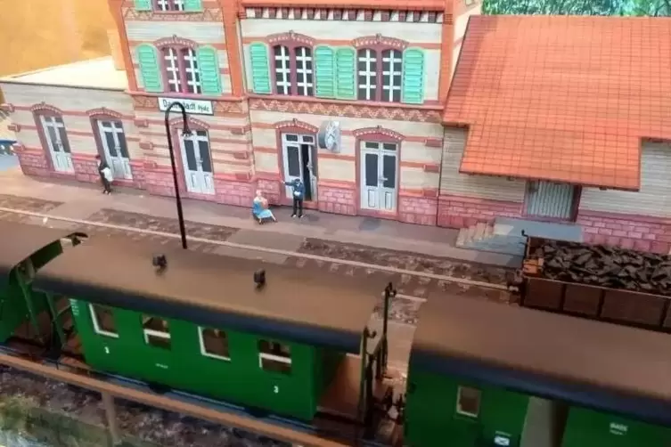 Die Waggons vor dem Modell des Lokalbahnhofs.