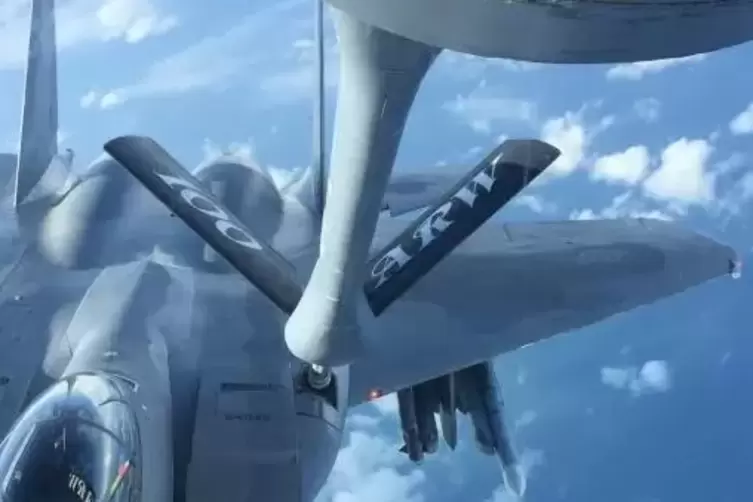 Betankung einer F15E durch KC 135 der US-Airforce.