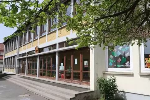 Die Zukunft der Kleinkarlbacher Grundschule bleibt bis auf Weiteres ungewiss.