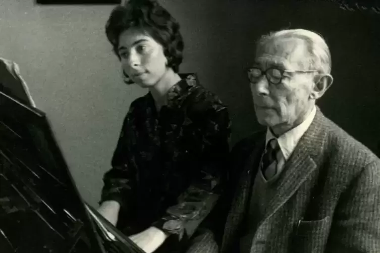 Eva und Hans Gál beim gemeinsamen Klavierspiel, Edinburgh 1966