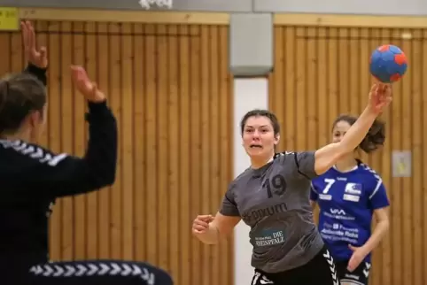 Trainer Rüdiger Lydorf hofft auf Elisa Wagner (am Ball), die schnell umschalten und Tore werfen kann. 
