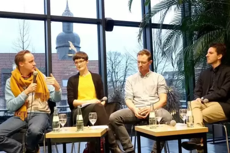 Angeregte Diskussion mit Fachleuten: (von links) Regisseur Jan-Christoph Gockel, Theaterkritikerin Esther Boldt, Investigativjou