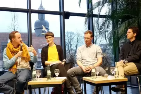 Angeregte Diskussion mit Fachleuten: (von links) Regisseur Jan-Christoph Gockel, Theaterkritikerin Esther Boldt, Investigativjou