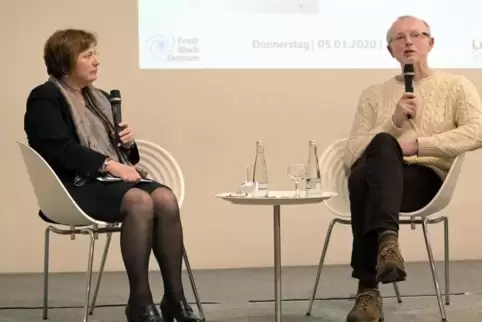 Seit der Schulzeit miteinander bekannt: Dieter M. Gräf mit Immacolata Amodeo im Ernst-Bloch-Zentrum.