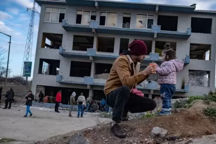 Flüchtlinge suchen Zuflucht in einem verlassenen Gebäude an der türkisch-griechischen Grenze. 