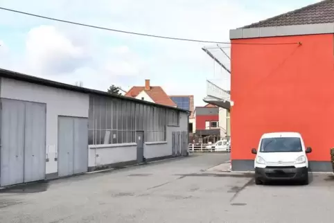 Statt einer Halle (links) sollen Häuser entstehen.
