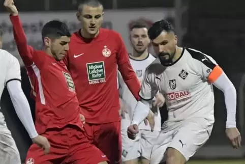 Torschützen: Anil Gözütok (links) traf ebenso wie Antonio Jonjic (Mitte. Rechts Arminen-Kapitän Nico Pantano.