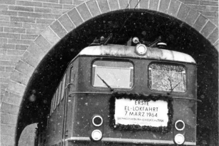 Als erste E-Lok fuhr am 7. März 1964 eine E 41 von Ludwigshafen nach Kaiserslautern.