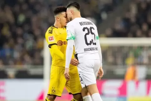 KOPFSACHEDortmunds Jadon Sancho (links) und der Gladbacher Ramy Bensebaini geraten aneinander. 
